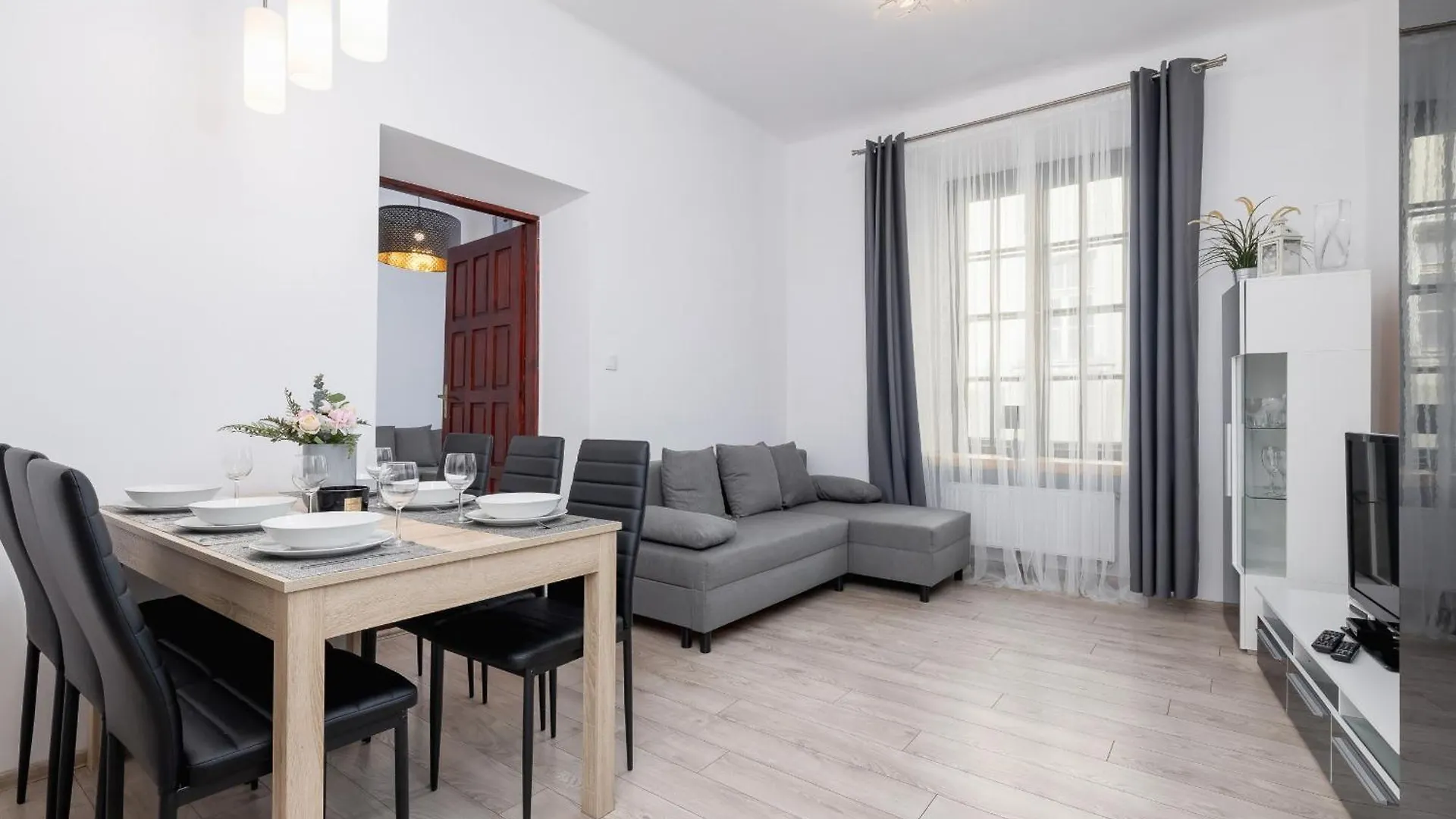 Spacious, 2 Bedrooms Apartment Cracow City Centre By Noclegi Renters Krakow
