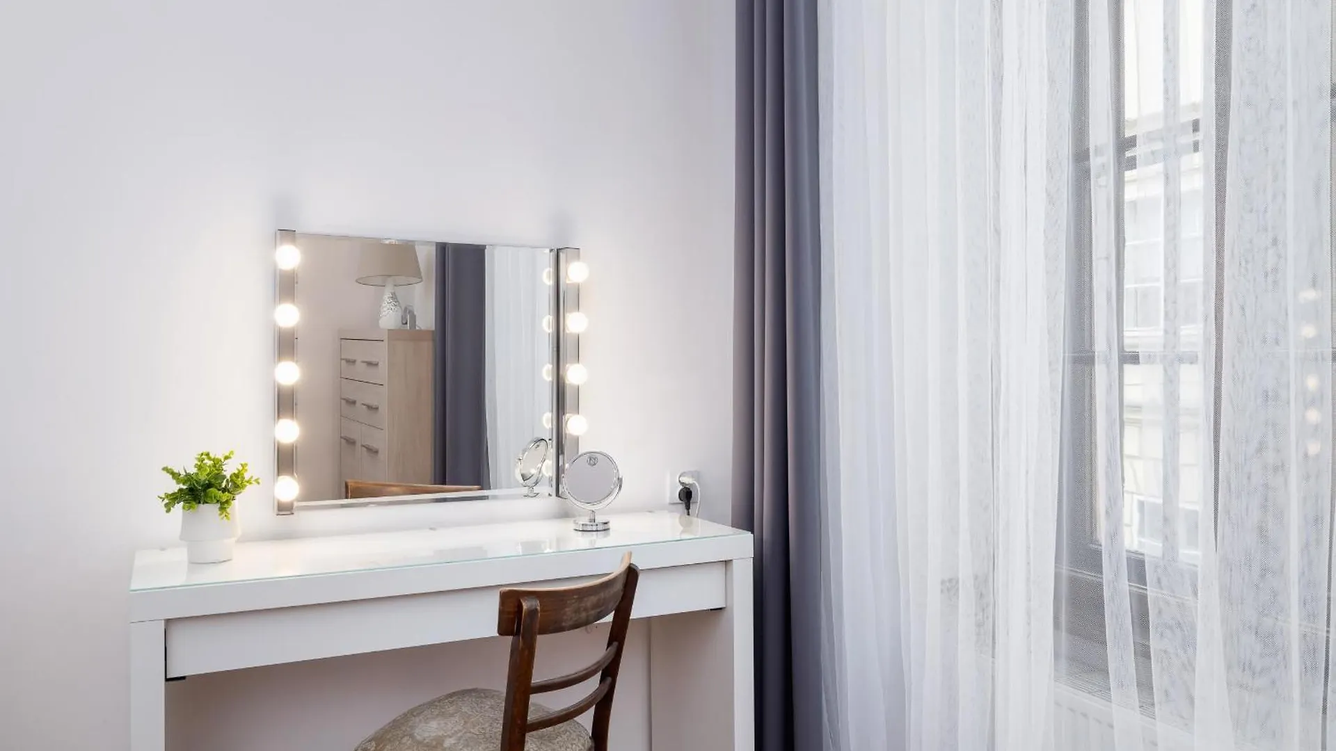 Spacious, 2 Bedrooms Apartment Cracow City Centre By Noclegi Renters Krakow