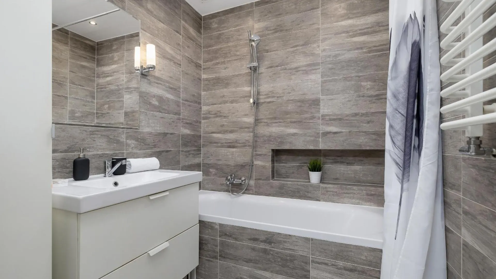 Spacious, 2 Bedrooms Apartment Cracow City Centre By Noclegi Renters Krakow